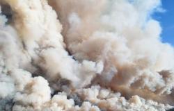 A los bomberos les preocupa que el viento pueda empujar hoy un incendio forestal a la ciudad de Columbia Británica.
