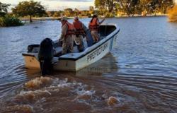 Prefectos asisten a afectados por las inundaciones