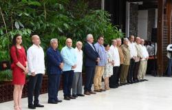 Medallas en el pecho de destacados campesinos cubanos • Trabajadores – .