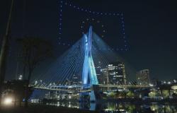Iluminación del icónico Puente Octavio Frías de Oliveira (Ponte Estaiada) de São Paulo – .