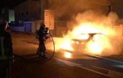 EVENTOS EN CÓRDOBA | Incendio madrugada en Parque Azahara: arden un auto, un contenedor y los toldos de una frutería