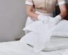Los hoteles utilizan este truco para limpiar las almohadas y dejarlas como nuevas