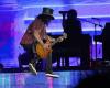 Slash (Guns N’ Roses) vuelve a demostrar su talento tocando en esta versión bestial de Fleetwood Mac – Al día -.