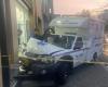 Ambulancia chocó contra droguería Cruz Verde en Pasto