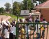 Los lugareños protestan por la adquisición obligatoria de tierras en el cinturón petrolero de Uganda.