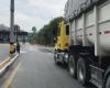 Gremio de transportistas bloquean vía entre Ciénaga y zona Bananera, en Magdalena
