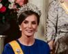 La reina Letizia brilla con señorial vestido de raso azul y la majestuosa tiara rusa