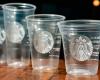 Starbucks presentó sus nuevos vasos ecológicos para bebidas frías con un 20% menos de plástico