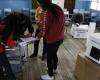 Ecuatorianos votan en consulta popular que puede marcar el futuro político de Daniel Noboa