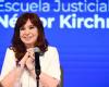 Cristina Kirchner apareció en el balcón con una sudadera viral