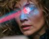 El nuevo tráiler de ‘Atlas’ lleva a Jennifer López a controlar robots asesinos gigantes en planetas alienígenas
