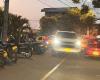 Reportan caos en Lagos del Cacique por vehículos estacionados en la vía pública