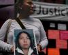 Protestas familiares frente a la guarida del presunto asesino en serie mientras esperan noticias sobre el adolescente que desapareció hace 12 años.