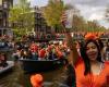Los holandeses celebran el Día del Rey con paseos por los canales y pasteles de naranja.