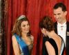 Letizia Ortiz con el Caprile de las tres versiones y la Reina Sofía en Valentino para recibir a Nicolas Sarkozy y Carla Bruni (que vistió de Dior)