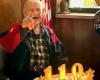A sus 110 años vive solo, conduce a diario y ofrece 6 consejos para la longevidad.