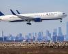 Delta recupera tobogán de emergencia que se separó del avión Boeing – .