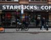 “Starbucks sufrió dos rebajas de calificación y recortó sus objetivos de precios después de que no se alcanzaran las ganancias”.