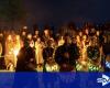 “Miles de personas se reúnen para el Festival del Fuego de Beltane en Calton Hill en Edimburgo para dar la bienvenida al verano”.