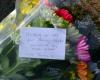 Homenajes florales dejados al hombre al iniciarse la investigación por asesinato
