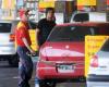El Gobierno apuntó a los intendentes que cobran más por la gasolina por aplicación de un impuesto y evalúa medidas