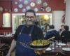En Almagro, un escondido restaurante gallego que deleita con su tortilla y su abundante y famosa paella.