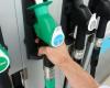 Los precios del combustible se disparan con un aumento de 10 peniques el litro mientras los conductores exigen el fin de los costes “injustos” – .