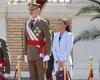 La reina Letizia sorprende con un dos piezas celeste en la tercera jura de bandera del Rey Felipe en Zaragoza – .