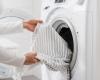 El truco casero para que tu lavadora no deje la ropa con olor a humedad