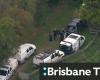 “Buzos de la policía buscan una presa en una propiedad rural después del presunto asesinato de un hombre de Brisbane”.