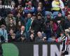 Los aficionados del Burnley reaccionan durante y después del partido ante la goleada 4-1 al Newcastle United