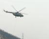 “El helicóptero de la IAF reanuda la extinción de incendios forestales el segundo día en Pauri Garhwal de Uttarakhand -“.