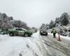 Carabineros brinda apoyo a conductores tras nevada registrada en la región de Aysén