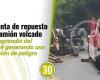 ¡El neumático se salió rodando! Momento de peligro durante el rescate del camión en Loma de San José