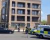 Hombre de 22 años acusado de asesinato después de que una mujer de 66 años fuera asesinada a puñaladas cerca de una parada de autobús en una concurrida calle de Londres.