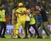 Hombre ingresa al terreno para encontrarse con Dhoni durante el partido de IPL en Gujarat, arrestado –.