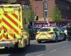 Hombre de 22 años acusado de asesinato después de que una mujer de unos 60 años fuera asesinada a puñaladas en una calle de Londres