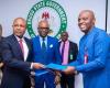 “El gobierno de Enugu firma un acuerdo por 100 mil millones de naira para revivir a una moribunda empresa de aceite de palma” .