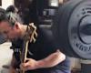 Un hombre toca un solo de bajo de Metallica mientras levanta más de cien kilos de peso