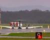 Un avión con tres personas a bordo aterrizó sin ruedas en un aeropuerto australiano