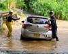 Un auto quedó atrapado por la fuerza de la corriente de lluvia en San José (Caldas)