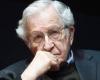 Medios internacionales informan que el escritor Noam Chomsky habría muerto a los 95 años