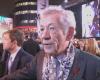 El actor Ian McKellen sufre una espectacular caída del escenario que obliga a cancelar la función. – .
